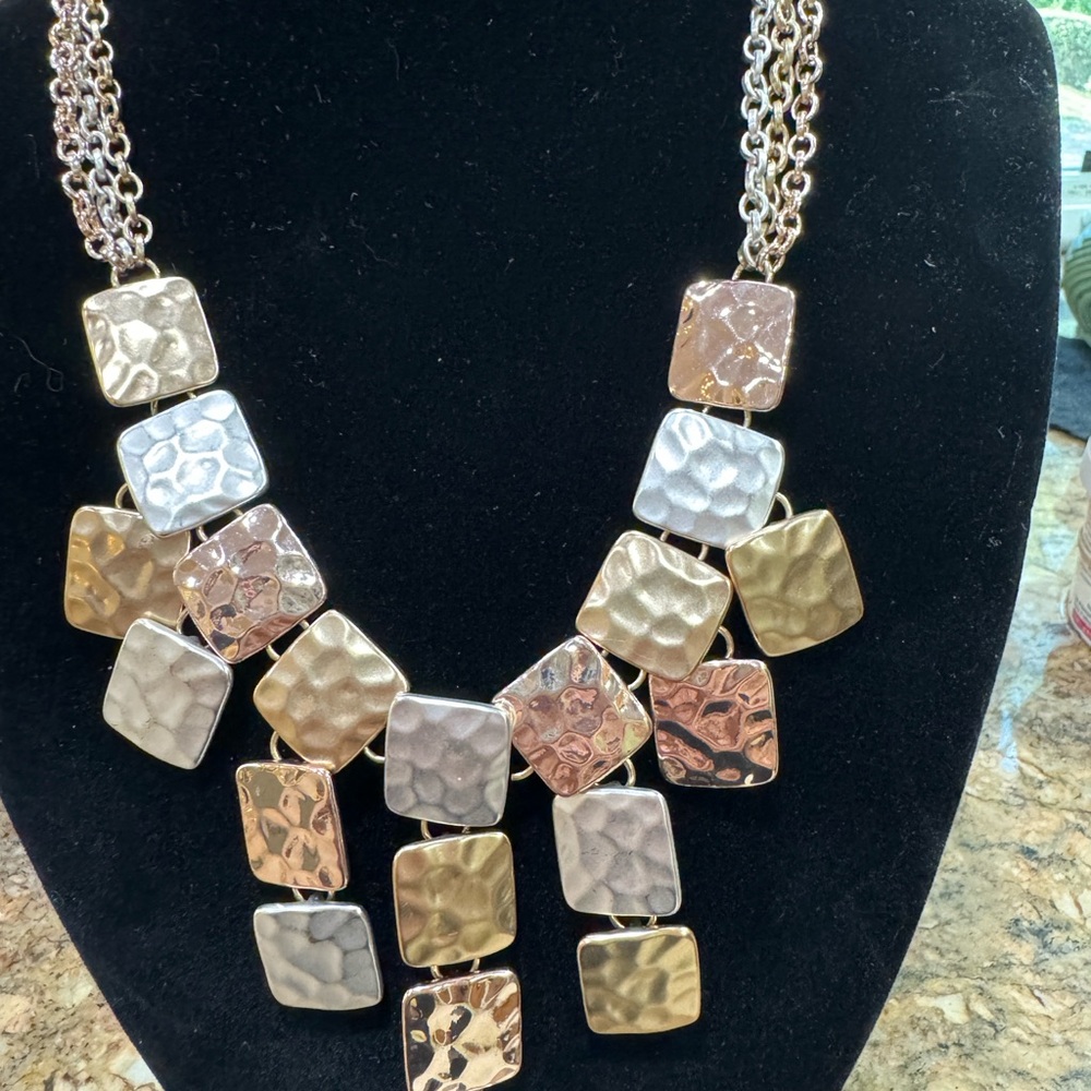 STATEMENT NECKLACE Tri color 18 in to 21 in adjustable Lobster clasp. EX… - Picture 11 of 14